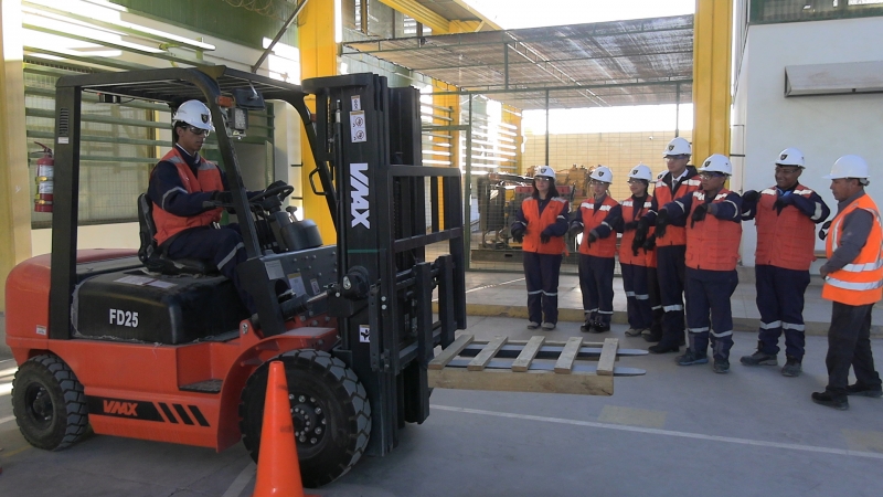 Estudiantes inician práctica de manejo de grúa horquilla junto a Otec Dos Barbas y Minera Centinela