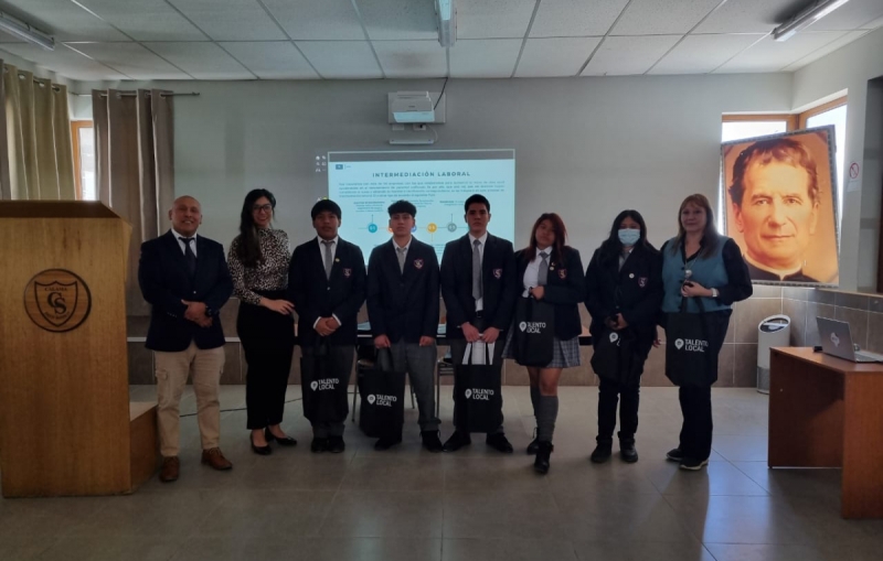 20 estudiantes se capacitarán en operación de equipos móviles-retroexcavadora gracias a Spence BHP y Talento Local